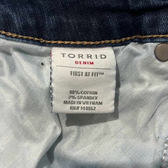 Torrid Distressed Cut-Off Denim Shorts Size 22 - Picture 4 of 5